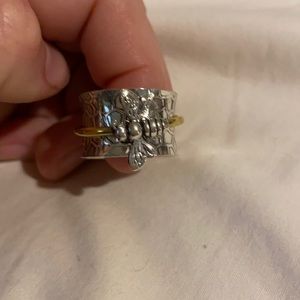 Beautiful and Fun Bee Spinner Ring 🐝